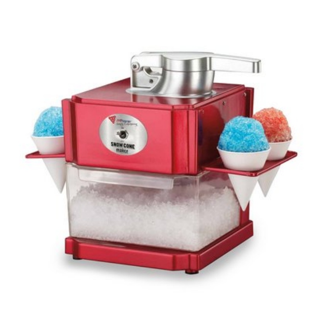 Snowconemaker maskin som hyvlar is för smaksättning med saftkoncentrat, röd maskin med hyvlad is i behållare samt blå och röd färgad hyvlad is i små koner.