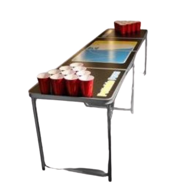Beer pong bord, långt avlångt bord med 10 röda muggar vid varje bordsände placerade i 2 trianglar.