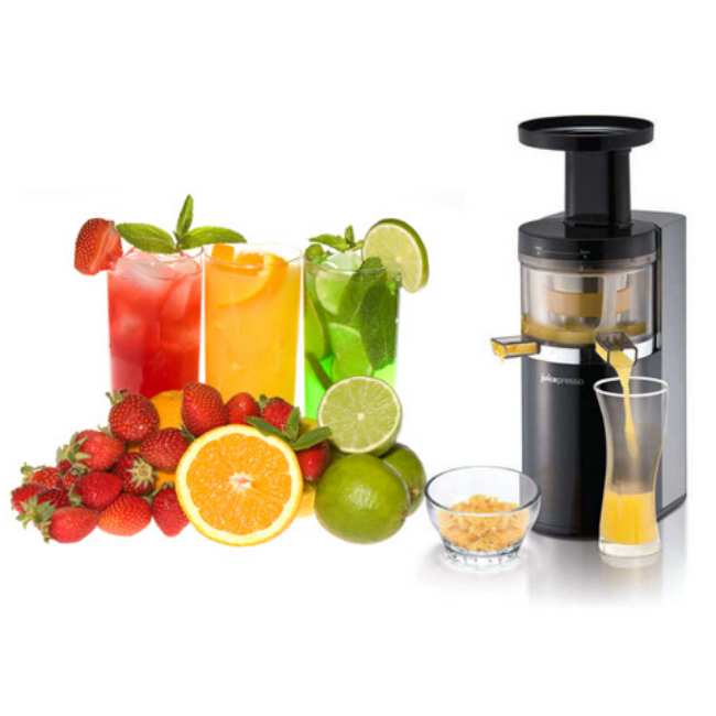 Juicepresso juicemaskin för kallpressning av frukt och grönsaker till hälsosam juice i svart med genomskinliga detaljer, bild visar även fördigpressade juice i glas bredvid en skuren apelsin, jordgubbar och limefrukter.