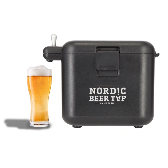 Nordic Beer Tap, smart öltapp för 6 burköl, utseende som svart låda med öltapp, bilden visar även ett ölglas ned ölskum..